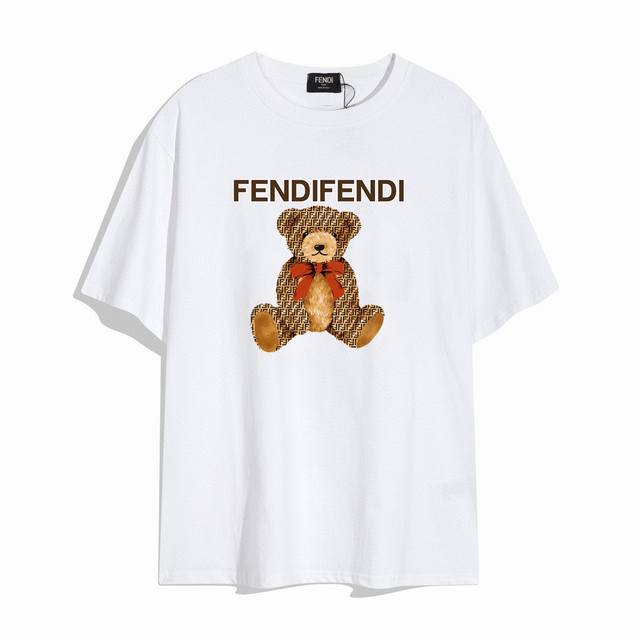 110 Fendi/芬迪新款小熊短袖T恤,优雅的设计看起来气质满满！版型剪裁特别有讲究！上身很洋气显瘦内搭外穿都看高密针织圆领设计，平整简约！亲肤透爽！T恤面料