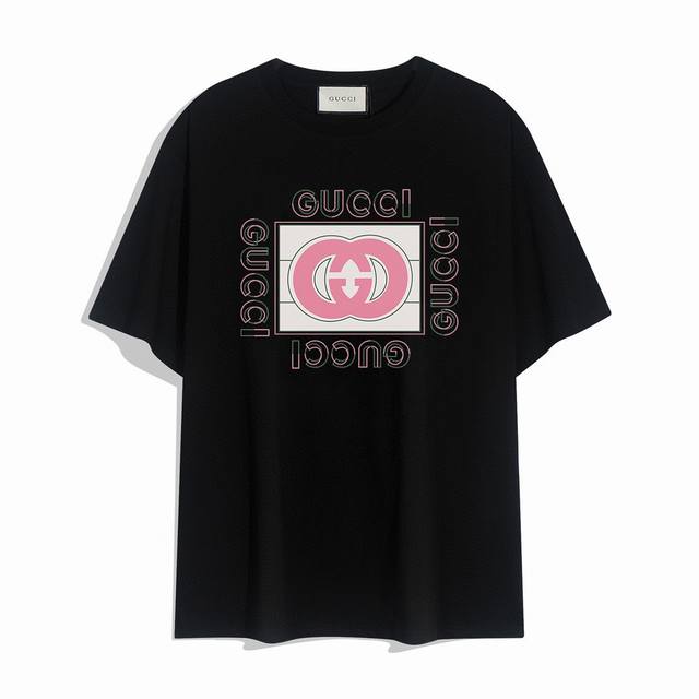 110 Gucci粉色字母印花短袖T恤,设计看起来满满的高街范儿！版型剪裁特别有讲究！上身很洋气显瘦内搭外穿都看高密针织圆领设计，平整简约！亲肤透爽！T恤面料的