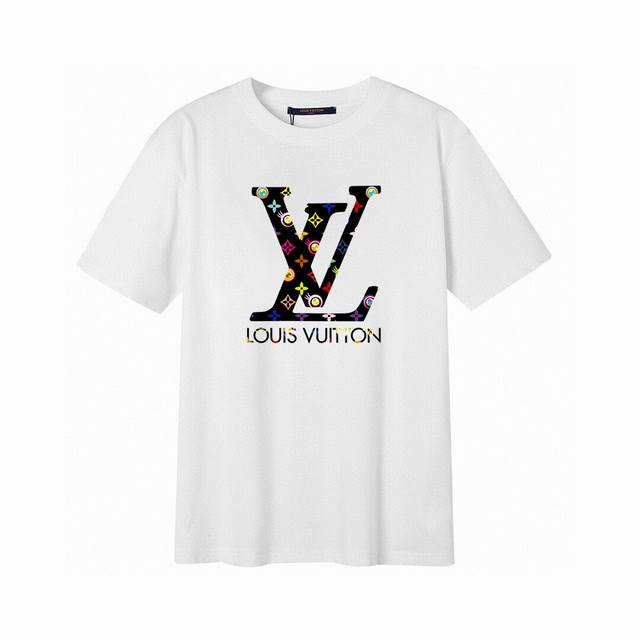 110 Lv新款大字母短袖T恤,简单的设计看起来特别大方！版型剪裁特别有讲究！上身很洋气显瘦内搭外穿都看高密针织圆领设计，平整简约！亲肤透爽！T恤面料的柔软性舒