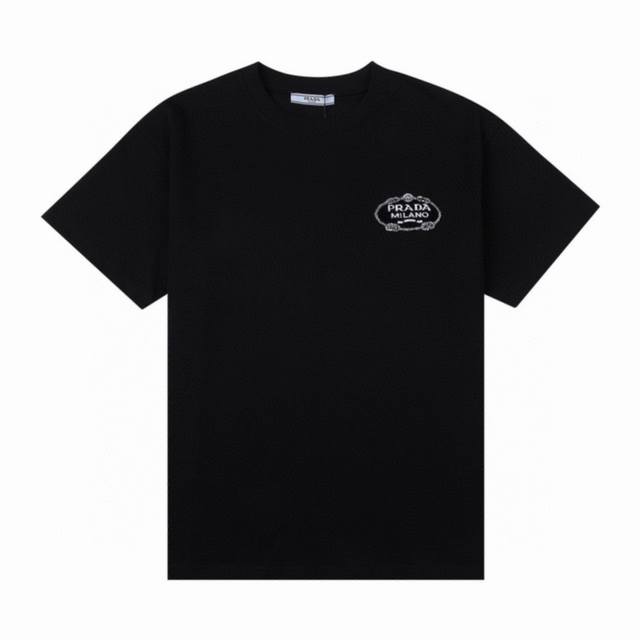 160 普拉达/Prada 夏季新款 经典小标刺绣圆领短袖T恤，高端品质采用定制定染高克重面料，洗水完高达280G纯棉双纱面料，螺纹增加到2.7 不变形，宽松O