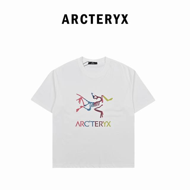 本地180 arcteryx始祖鸟#Arc24Ss 胸前印花 Logo短袖T恤 采用60支双股，260G全棉双纱精梳面料。上身透气，绝不起球，手感柔软舒适，全衣
