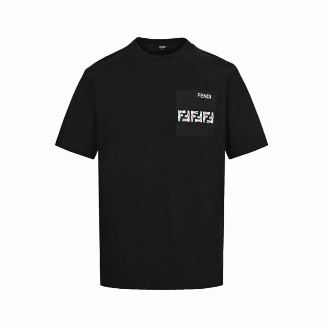 本地自取：160 fendi/芬迪 25Ss 口袋Ff压花短袖 精选250G纯棉面料，32支双股双纱打造，胸前皮标经品牌方反复修改一个月才敲定，采用真皮激光切割