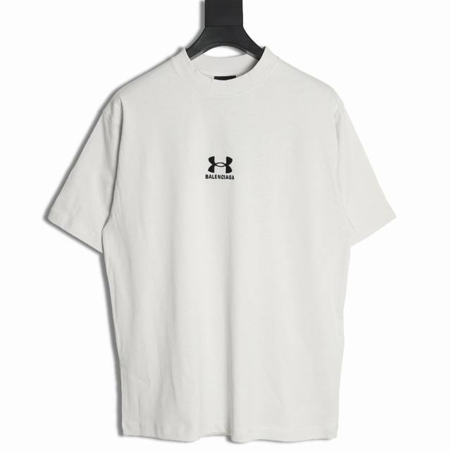 本地自取210 balenciaga X Underarmour 巴黎世家安德玛联名刺绣短袖T恤 原版5.4K购入 这件颜色不是纯白色！底色偏灰 室外看可能有点