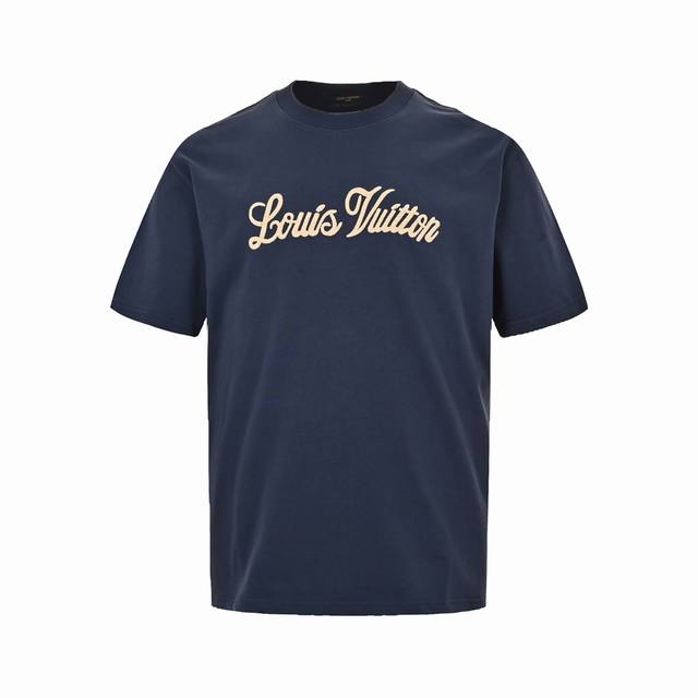 本地自取：160 louis Vuitton /路易威登 23Ss 1854签名字母刺绣短袖 立体Logo刺绣工艺在胸前醒目呈现蓝色字母图案，衣肩依旧采用反面缝