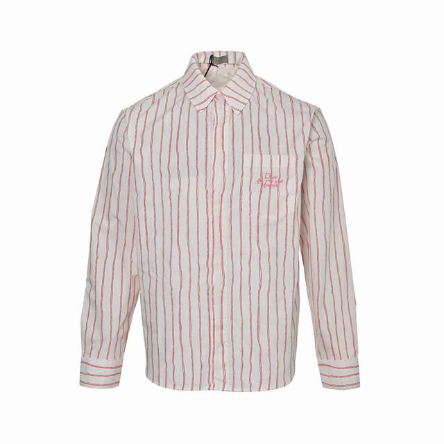 本地自取：380 dior/迪奥 25Ss 口袋刺绣条纹衬衫 25Ss新款衬衫兼具摩登风范与传统美感。采用白色棉府绸精心制作，饰以蓝色条纹图案，展示来自 Dio