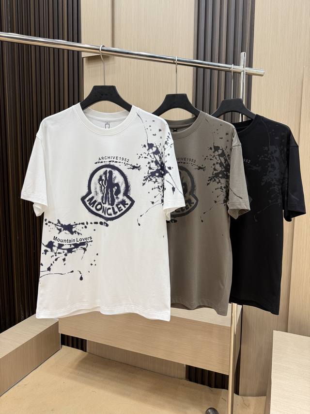 p230 moncler 2025夏季最新品，专柜同步有售，原单狠货，时尚休闲圆领短袖T恤，采用进口原版面料，舒适透气，顶级印花工艺字母图案装饰Logo，上身帅