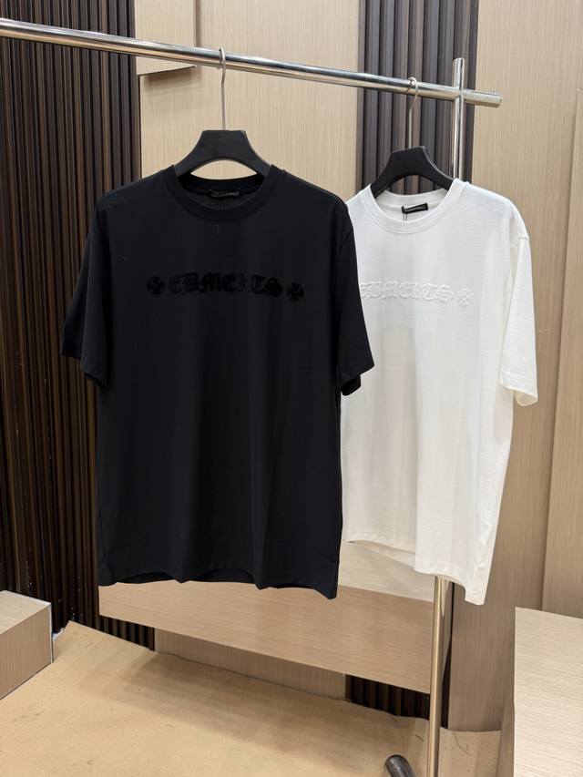 p250 2025夏季最新品，专柜同步有售，原单狠货，时尚休闲圆领短袖T恤，采用进口原版面料，舒适透气，顶级印花工艺字母图案装饰Logo，上身帅气十足！推荐，码