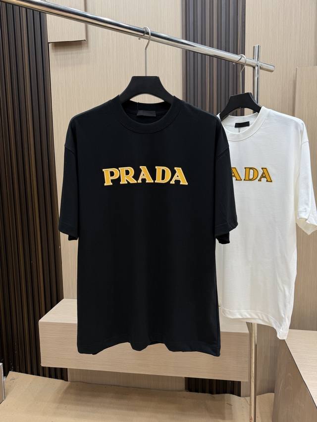 p190 prada 2025夏季最新品，专柜同步有售，原单狠货，时尚休闲圆领短袖T恤，采用进口原版面料，舒适透气，顶级印花工艺字母图案装饰Logo，上身帅气十