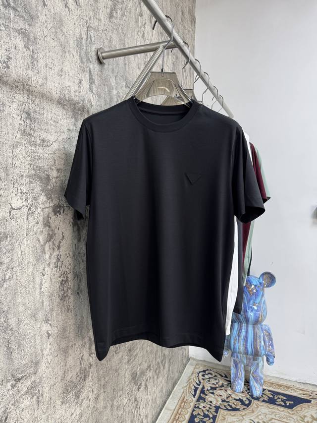 p300 25Ss P家 春夏爆款来袭[烟花] 精选桑蚕丝面料 纱线环保染色定型 面料上身柔软舒适 领子螺纹同步染色制造 底边采用半针挑角工艺 Logo材料植绒