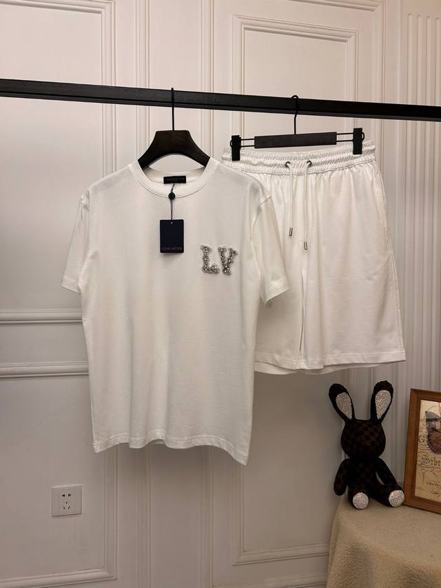 新品Lv路易专柜同款套装衣服P210,裤子P210可拆开出售、Lv2025新款短袖+短裤套装，这款绝对是男装单品中的功勋主角之一，属于极为经典的代表作品，色阶值