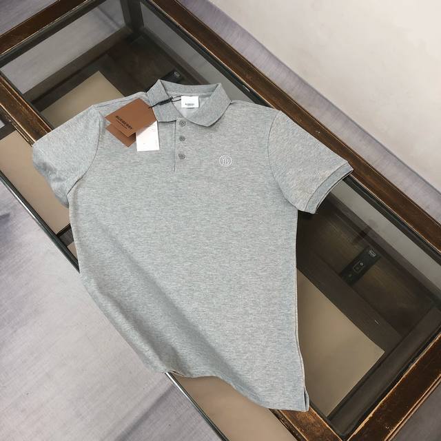 p160 Cburberry 巴宝莉 2025春夏最新款～ 备受推崇 男女同款 商务休闲翻领Polo衫～ 胸口经典标志刺绣点缀 ～纽扣带Logo设计～很精致 ～