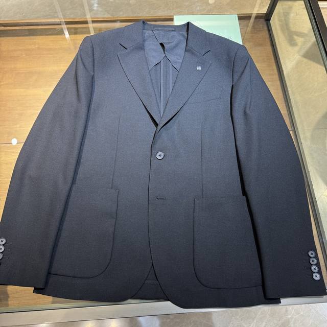 p550 上新，Gv己凡希领子金属小标识细节西装休闲外套。订织科技感混纺聚酯纤维面料，面料质感很好穿着舒适，百搭款式。颜色:黑色。尺码:S-M-L-Xl-Xxl