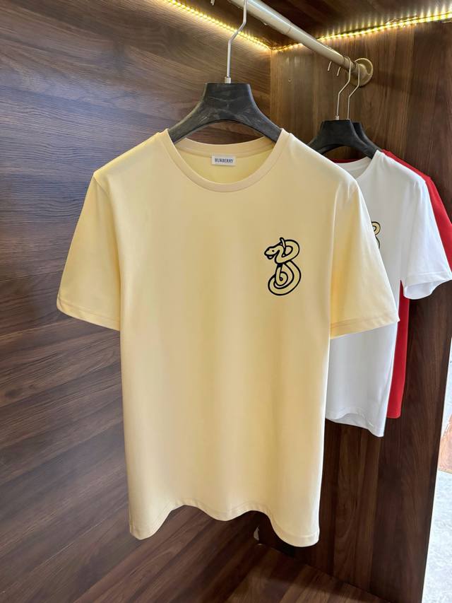 p220 New# Burberry/巴宝莉圆领短袖 蛇年首发25Ss春夏新品植绒短袖T恤，胸前印有搭配蛇年元素品牌字样立体印植绒工艺，面料质感高端、柔软丝滑，