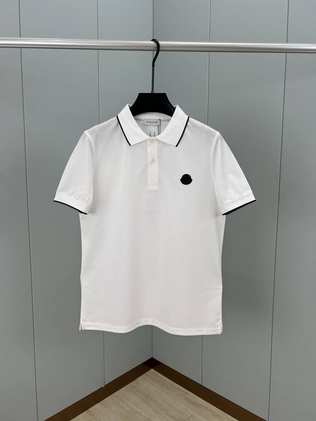 p220 Moncler 春夏男士品牌字母反光标识印花Logo短袖翻领Polo衫，正面胸前饰有硅胶标识胶标徽章，背面点缀醒目的品牌字样反光标识印花，可轻松搭配各