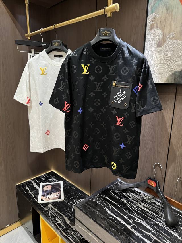 P210 Lv2025 春夏新款短袖 整体上色泽较鲜明和光亮，手感顺滑揉软，悬垂感特强，质地自然柔软、贴身超级舒服，悬垂感特强！ t恤日常穿搭很自在很实用，超级
