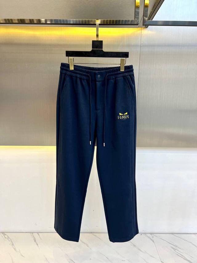 P250 fendi芬迪、25S春夏新款休闲直筒运动卫裤，一件百搭卫裤，简约又有腔调 整条休闲裤的设计风格简洁时尚，中克重棉质加厚运动裤，面料也很重磅100%纯