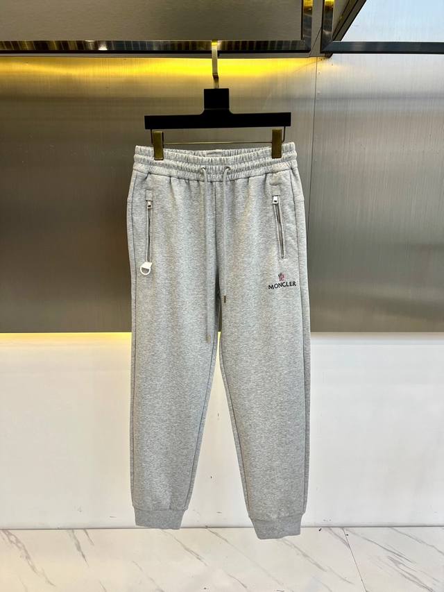 P250 mon蒙口、25S春夏新款休闲运动卫裤，一件百搭卫裤，简约又有腔调 整条休闲裤的设计风格简洁时尚，中克重棉质加厚运动裤，面料也很重磅100%纯棉成分的