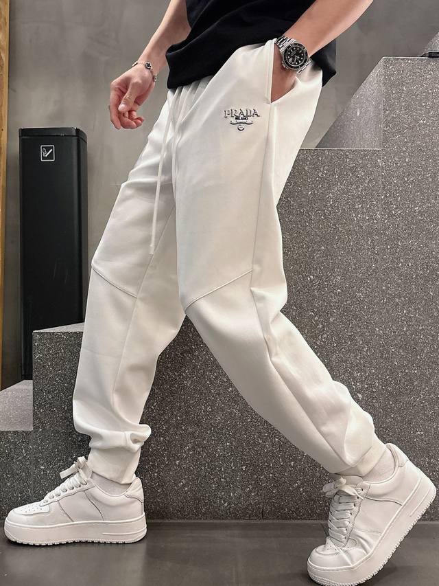 P250 Mo# 2025 春夏休闲裤子 美学的焕新诠释,演绎浓郁的格调型时尚风范,细节感和设计感强悍.经典品牌标识做为色彩搭配,演绎经典的品牌时尚,为整体造型