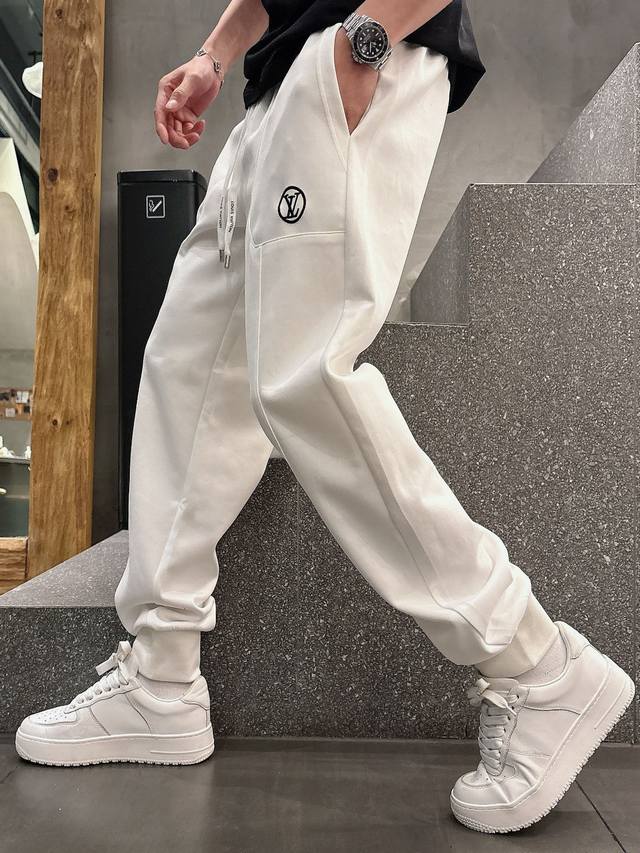 P250 Lv# 2025 春夏休闲裤子 美学的焕新诠释,演绎浓郁的格调型时尚风范,细节感和设计感强悍.经典品牌标识做为色彩搭配,演绎经典的品牌时尚,为整体造型
