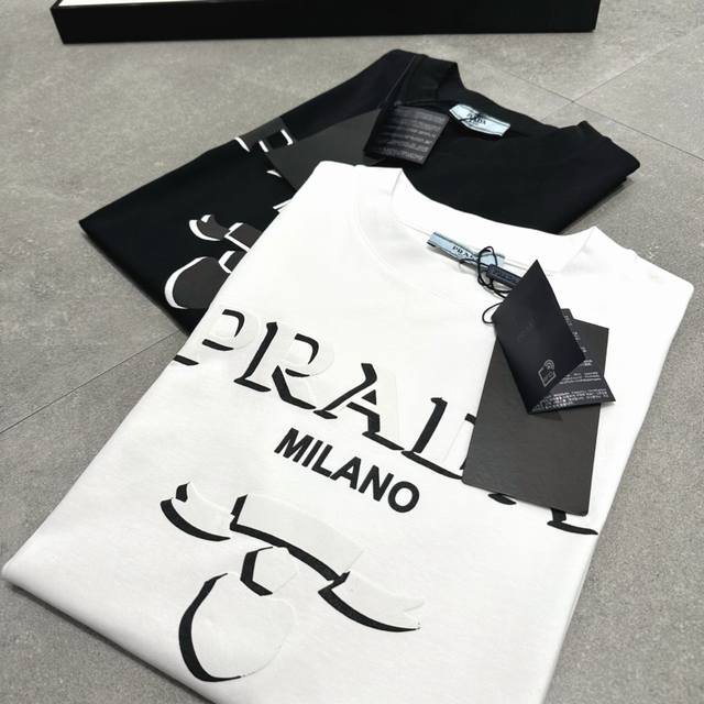 P180 机能普拉达。。Prad25S男士圆领短袖......…采用高克重纯面料…………舒爽不沾身......即便是再过闷热的天气穿上同样！！！胸前大大提升了整