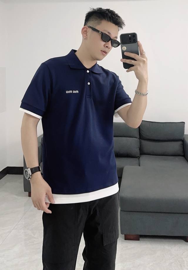 上身效果图！P230 —Miu Miu 缪缪2025新款假两件刺绣字母Polo衫男女同款 经典Polo领邂逅藏蓝主调，Miu Miu简约标识点缀其上，袖口与下摆