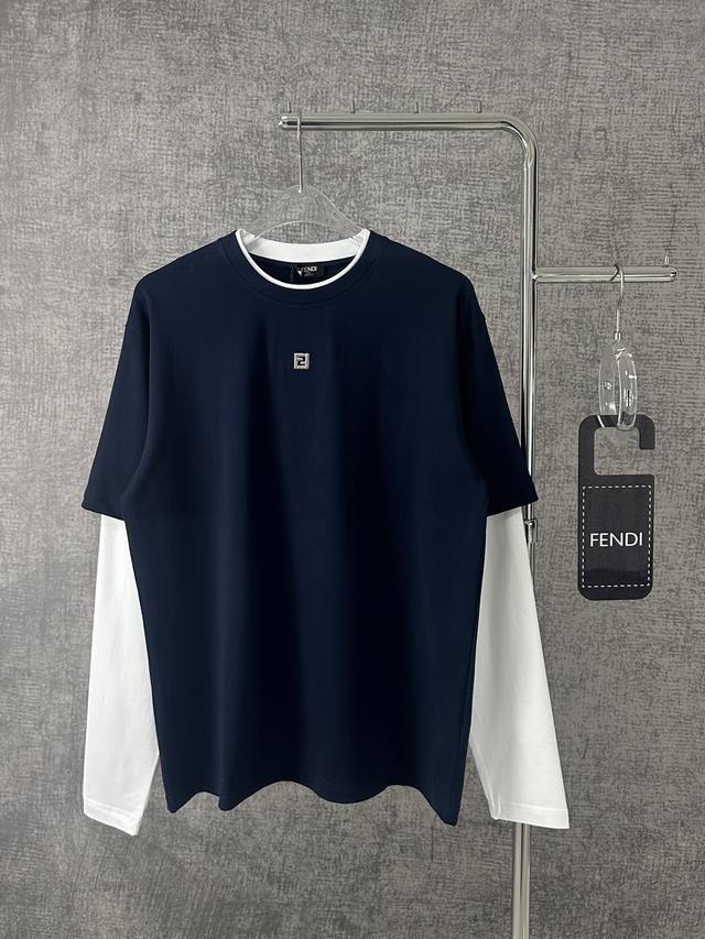 p270 —Fendi/芬迪 2025新款Ff徽标图案假两件长袖T恤男女同款 本款长袖标准版型T恤。蓝色细罗纹针织纯棉材质。衣领和袖子饰有撞色白色棉嵌饰，呈现双