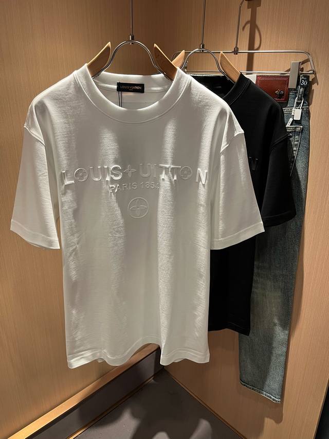 P220 Louisvuitt*路易*登 2025春夏全新系列单品上线，非常时髦前卫的一款男女同款短袖T恤，标识Logo图案压胶印花修饰！区别于以往的不同，宣示