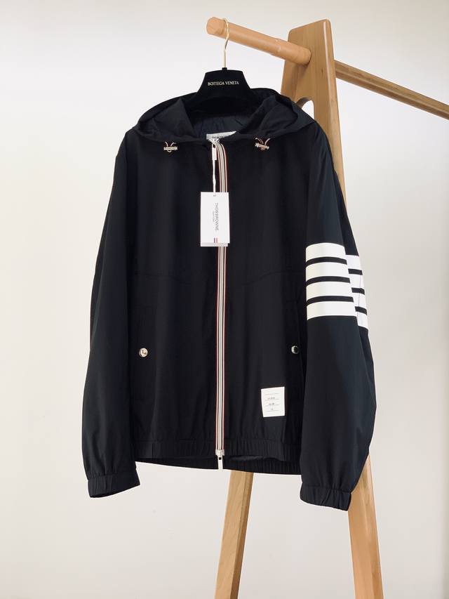 p380 thom Browne 汤姆·布朗 万年经典款连帽夹克外套，渠道精品，宽松体常规设计裁剪,兼具个性时尚范儿,与生俱来的不平凡！客供顶级梭织面料，极为细