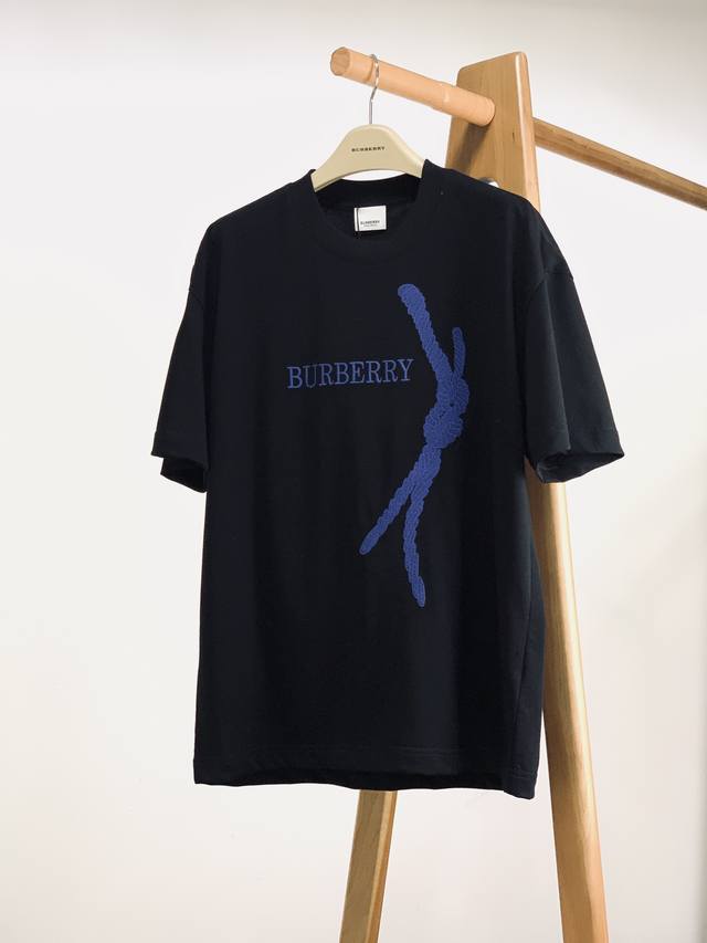 p220 burberry 巴宝莉 2025Ss春夏新品 时尚休闲T恤，高端气质型必入的极品款式，一款极具腔调感与魅力的单品！定制高密度纯棉面料打造。整体衣服柔