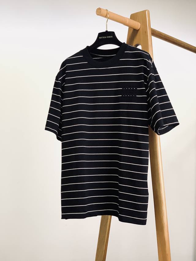 p220 miumiu 缪缪 2025Ss春夏新品 复古条纹套头短Tee，贸易公司渠道稀出，随性搭配的中性风，男女皆可上身的百搭单品！甄选优质面料打造，面料手感