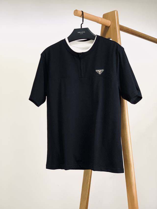 p220 prada 普拉达 2025Ss春夏新品 假两件套头T恤，甄选高支纯棉面料打造，特殊花纹编制，胸前经典三角标五金标识，提升了整体的层次感并彰显了品牌的