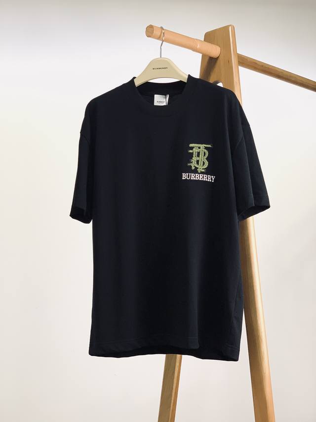 p220 burberry 巴宝莉 时尚界的新宠儿！尽显奢华品质。甄选优质面料打造，奢华与时尚的完美结合，以其精湛的工艺和独特的设计理念闻名于世，这款T恤更是将