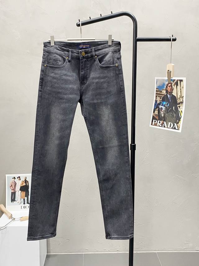 P250。Louis Vuitton路易威登独家专供新款 牛仔裤，高端版本！专柜定制面料 透气舒适度高，细节无可挑剔，品牌元素设计理念，体现高品质。手感细腻柔软