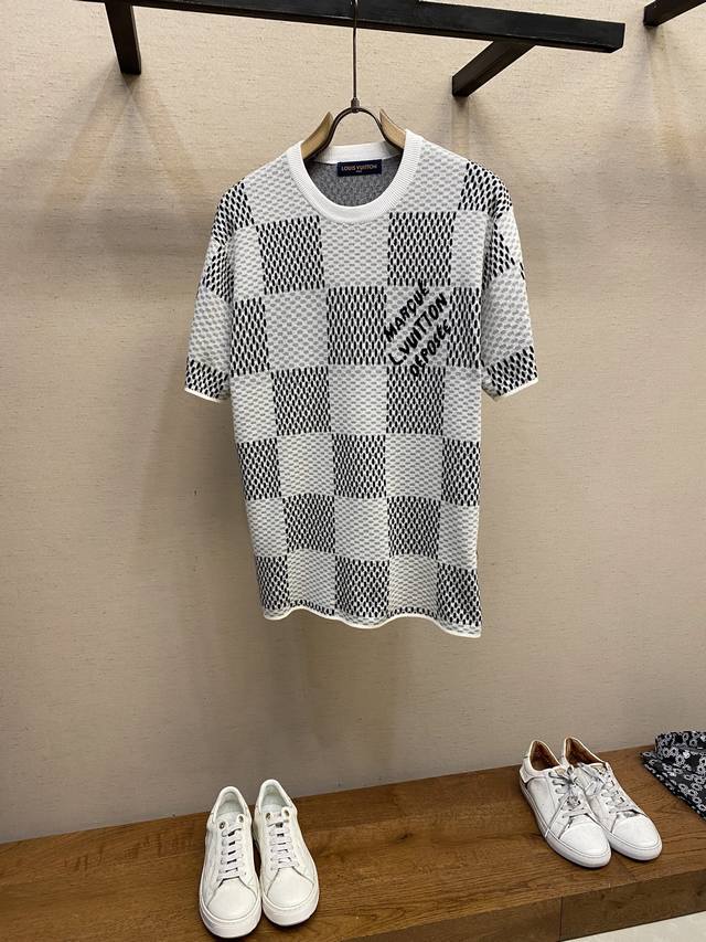 p250 1V 棋盘格棉质针织短袖 毛料根据原版纱线进行检测，采用定做的高品棉纱纱线，我们定做的棉纱做工工序多，需要纺出原料芯，在进行二次加工上机勾纱，穿原料芯