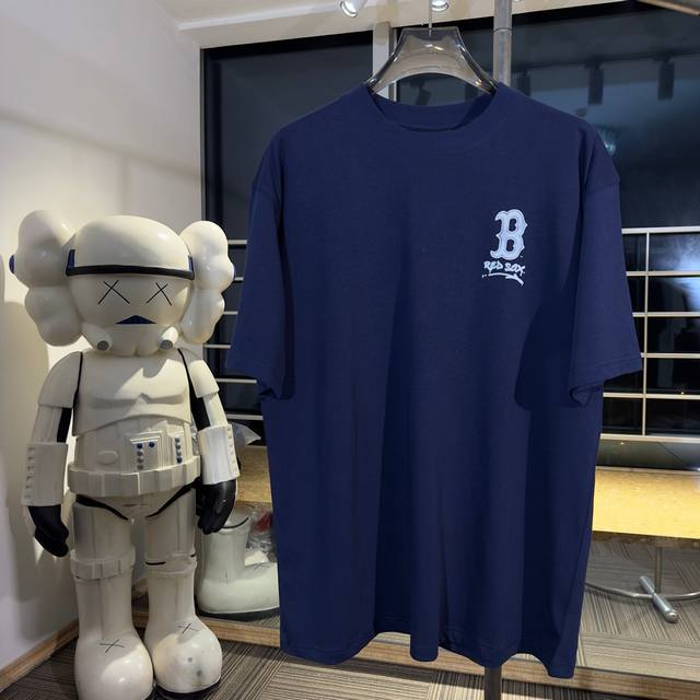 p140Mlb 洋基涂鸦背标大Logo 面料：采用260克双沙纯棉 绣花：采用田岛精密绣花机 印花：采用进口数码印1-1精准定位 工艺：采用4针6线（普通工厂完