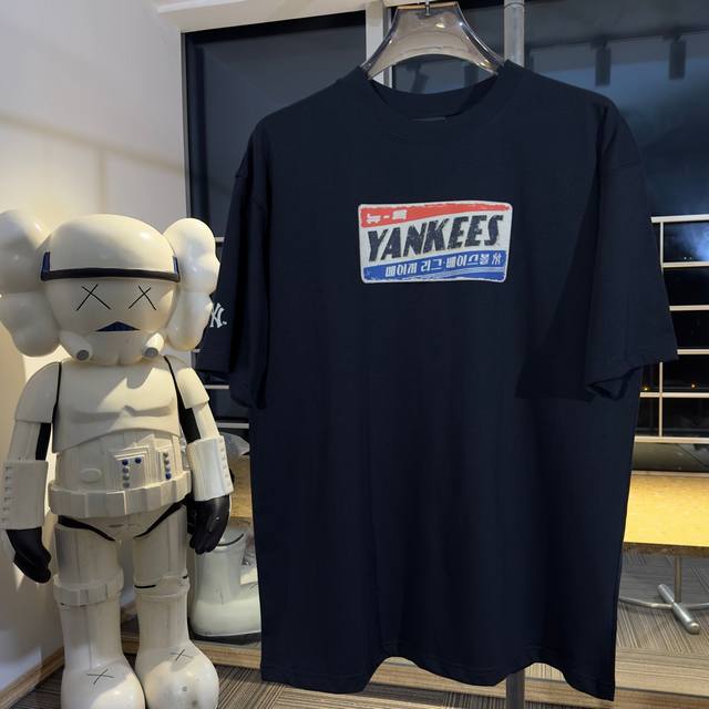 p140Mlb 洋基Yankees复古标示牌Logo 面料：采用260克双沙纯棉 绣花：采用田岛精密绣花机 印花：采用进口数码印1-1精准定位 工艺：采用4针6