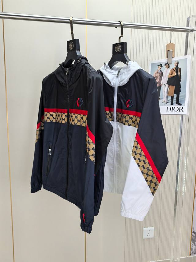 p390 古奇。25早春新品发售夹克外套，休闲日常穿搭！上身修饰身形、将时装美学和新都市商务休闲概念完美融合，通体将意式的极简、干练和户外功能性风格极致诠释，亦