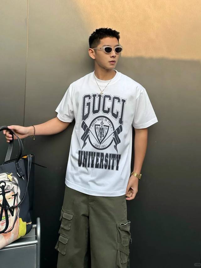 p210。 Gucc*潮牌25S新款圆领T恤.男女同款～爆款必推[得意]胸口定制印花工艺.减龄搭配.色彩搭配时尚好看.整体效果年轻有活力！高克重300G棉材质精