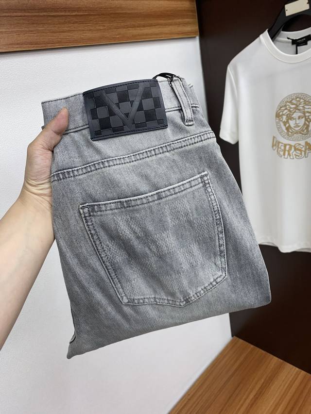 p290 1V 路易威登 2025Ss早春 新品 原单男士老钱风水洗直筒拖地牛仔裤纯血统品 每季必出的类型，无需质疑的热卖王牌单品，符合四季最佳的搭配色号 整体