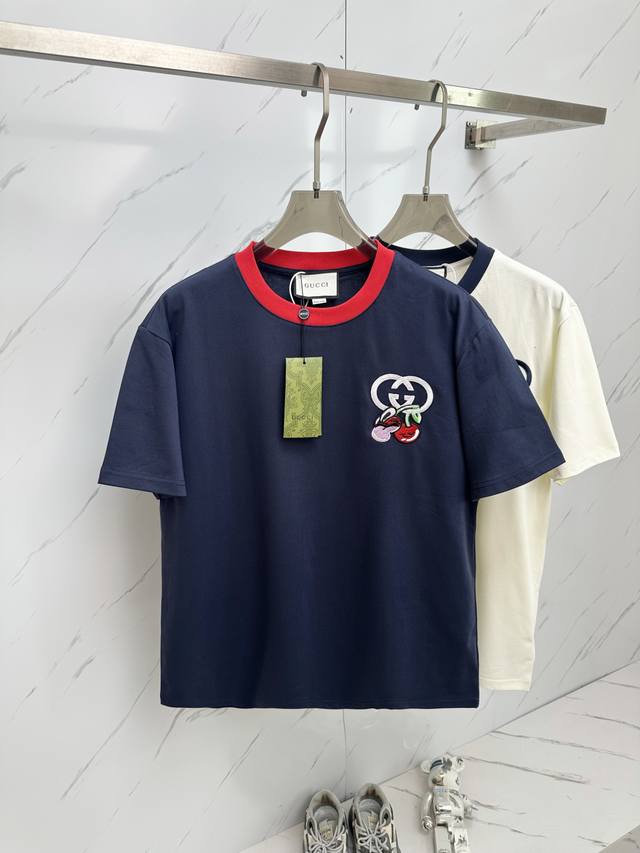 p200 Gucci 2025Ss夏季最新品，专柜同步有售，原单狠货，时尚休闲圆领短袖T恤，上身舒适！吸睛而有亮点，采用进口原版面料，顶级工艺字母图案Logo，