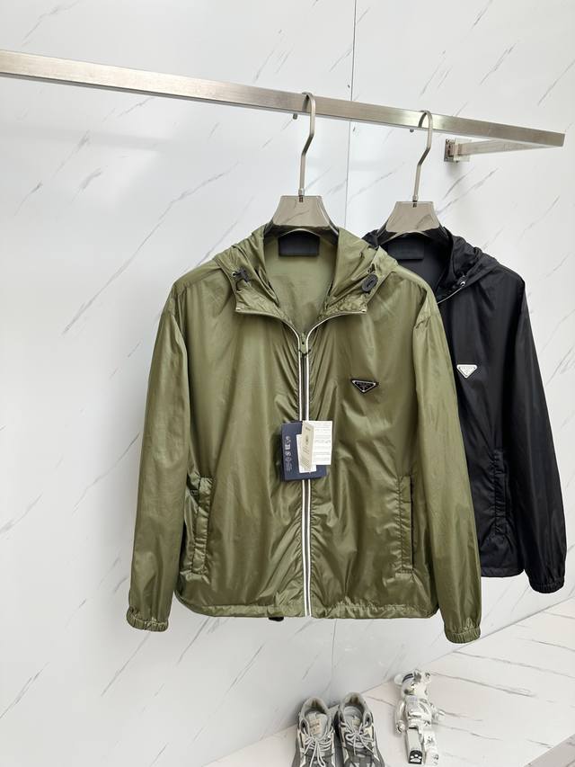 p560 Prada 25春款新品发售男士连帽夹克外套，可商务可休闲日常穿搭！上身修饰身形、将时装美学和新都市商务休闲概念完美融合，通体将意式的极简、干练和户外