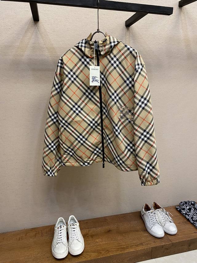 p470Bbr、Burberry格纹双面夹克 原版拆解后定制、 由 棉、涤纶、编织而成 不同的面料具有不同的特点，如棉质面料透气性好、吸湿性强；涤纶面料耐磨性好
