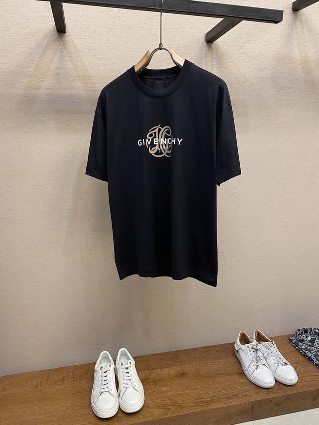 p350Givenchy，直喷字母印花短袖T恤 同步官网发售！从高定走向高街的Gv，俘获大量年轻人的心，经典、时髦、高贵，一直是Gv的风格所在，从这款短袖中也能
