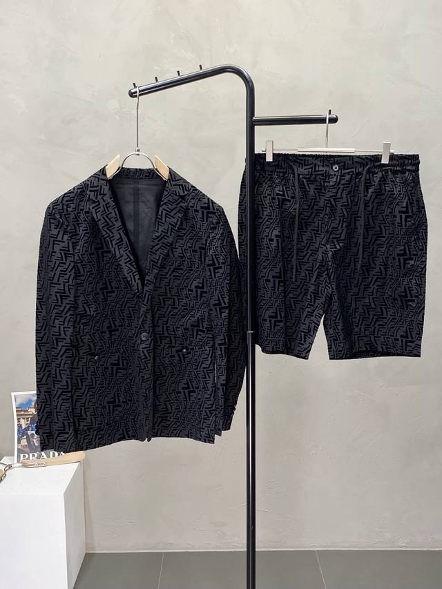 p600/套。Fendi芬迪春夏新款西服套装，外贸公司订单 简约休闲西装外套，独家专供进口面料，透气柔软很强，笔挺垂感十足，整件衣服车工走线整齐平整，所有五金附