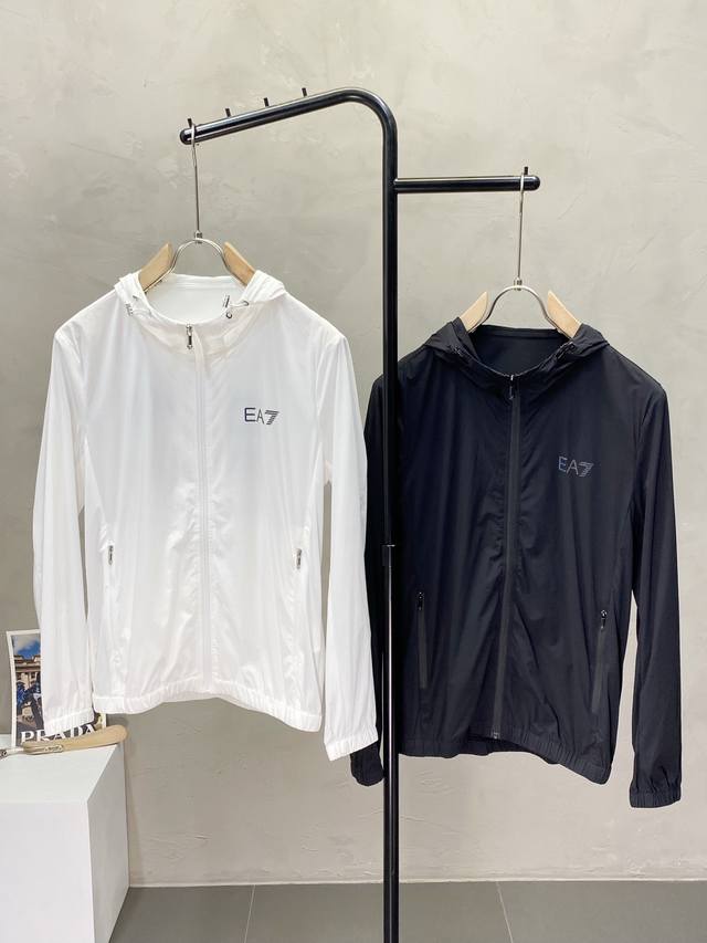 p390。Armani阿玛尼独家专供春夏新款连帽夹克。贸易公司渠道稀出，防晒必备的单品，不论是日常还是户外运动都能穿。耐磨防刮易打理，在搭配大方格绗缝工艺，打造