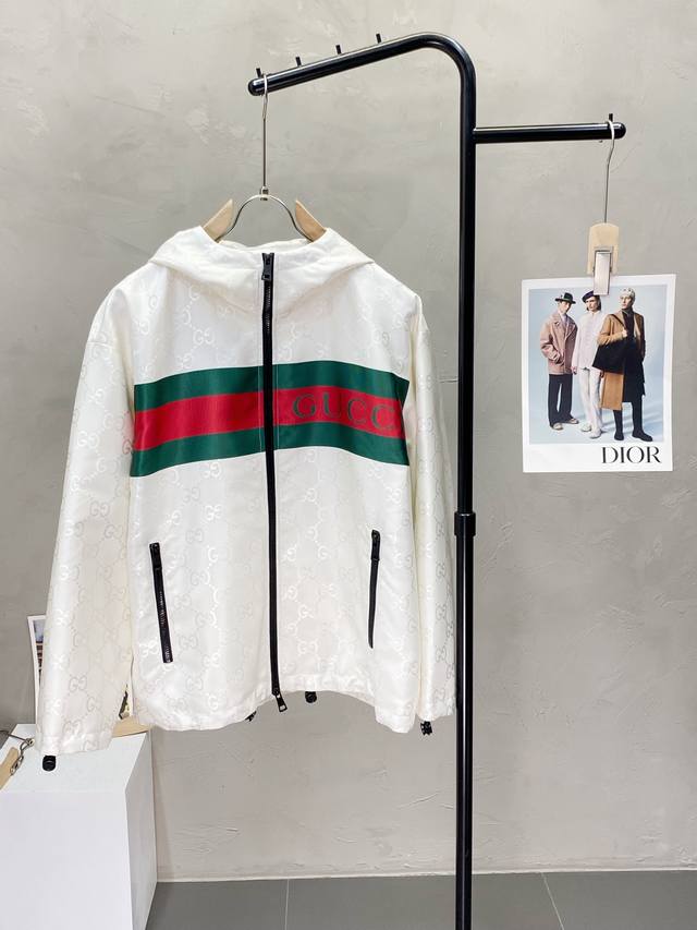 p400。Gucci古驰独家专供新款原单男士休闲春秋夹克 透气舒适 高端定制 高版本 时尚百搭爆款进口面料 手感超柔软细腻 穿着亲肤舒适 高端精品 代工厂精细做