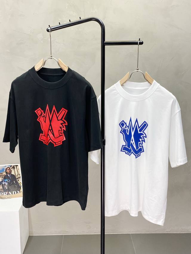 p170。Moncler蒙口独家专供新款原单男士休闲春夏短袖 高端定制 高端版本 时尚百搭爆款进口面料 手感超柔软细腻 穿着亲肤舒适 高端精品 代工厂精细做工