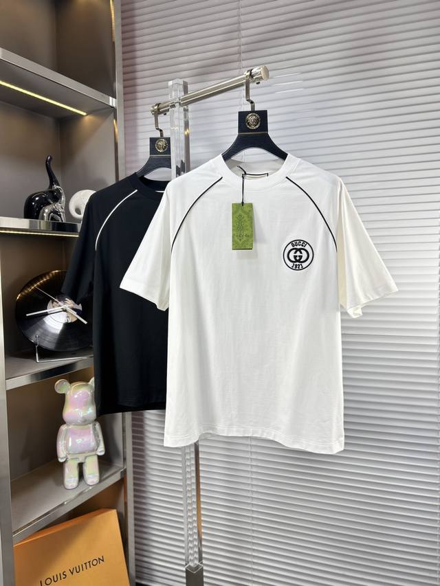 P230 gucc*古奇 Ss25春夏新款短袖，顶级图案Logo，帅气时尚，简约百搭款。面料棉 不仅挺括，保持潮流的廓形，又穿着舒适，纱织更细腻 码数：M-Xx