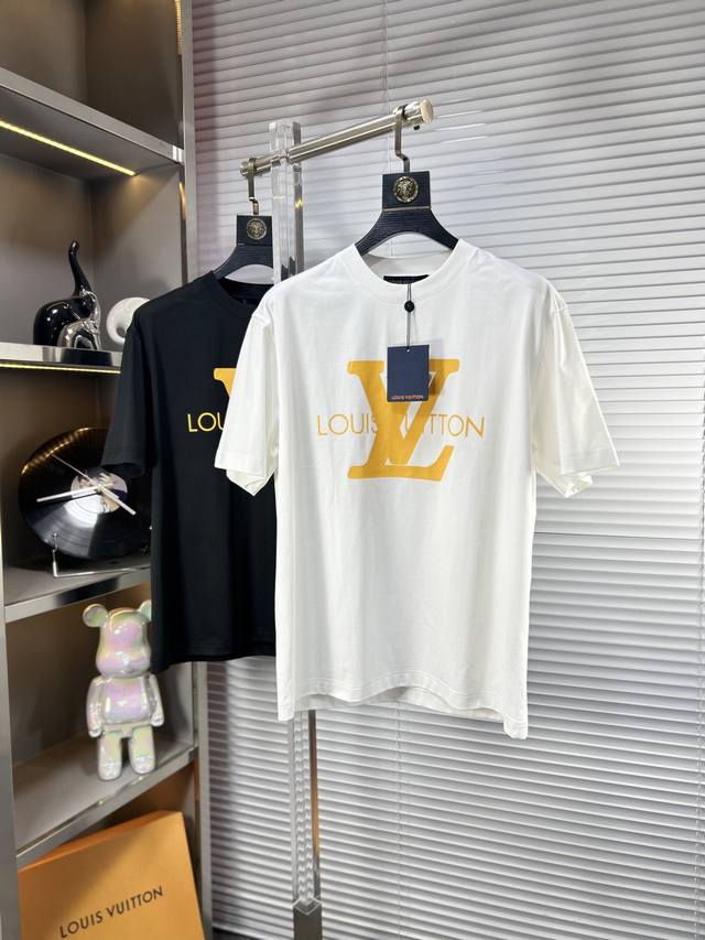 P230 lv*路易 Ss25春夏新款短袖，顶级图案Logo，帅气时尚，简约百搭款。面料棉 不仅挺括，保持潮流的廓形，又穿着舒适，纱织更细腻 码数：M-Xxxl
