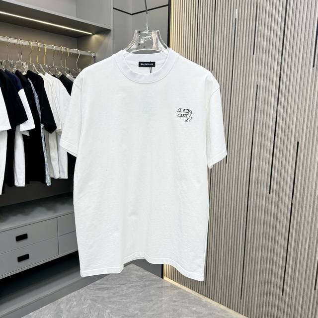 P150 Bal 巴黎世家 25Fw春夏新款圆领T恤 采用重磅320G双纱精梳棉材质 上身立体感强 采用贴布绣绣花加定位工艺配搭洗水工艺 洗涤方式：面料仅限干洗